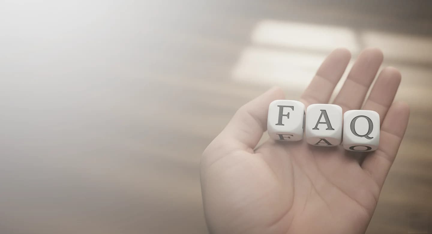 Balok huruf FAQ di telapak tangan